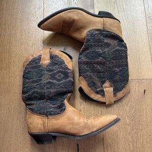 Dingo Vintage Leather & Canvas Western Boots - Ladies 8.5 - Tan & Aztec Pattern